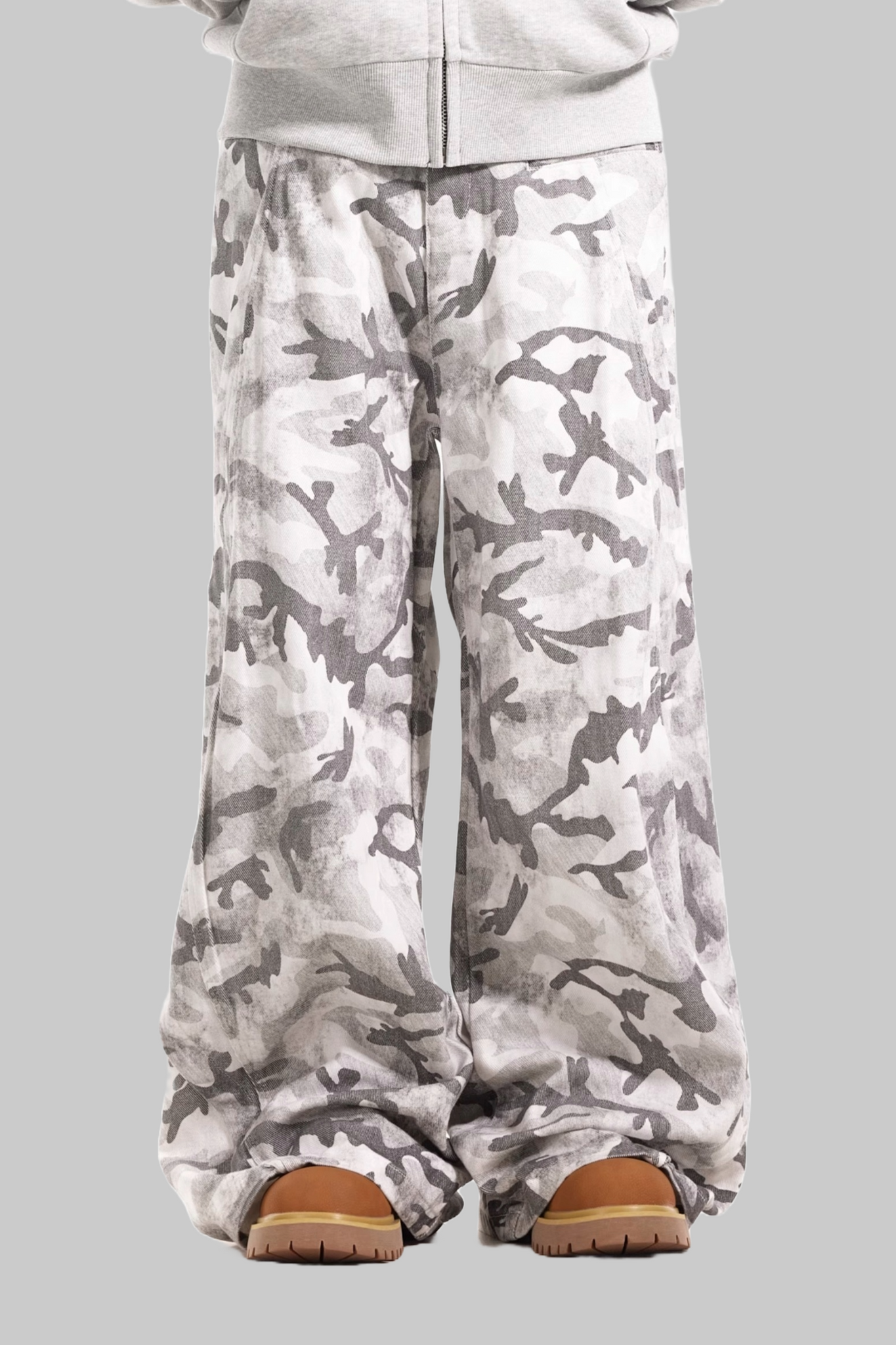 Hose mit weitem Bein und Schneetarnmuster